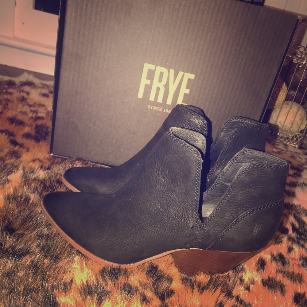 Frye Reina cut out booties